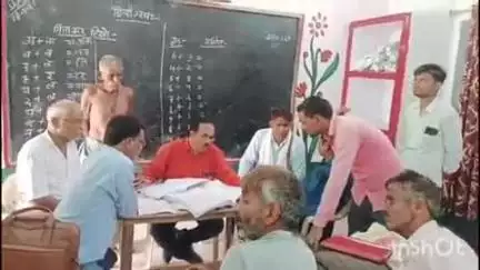 सिकंदराराऊ: बदनपुर में सहायक चकबंदी अधिकारी ने चकबन्दी के संबंध में चकदारों के साथ बैठक कर चकबन्दी कराई शुरू