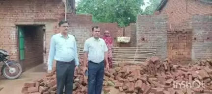 नारायणपुर: कुरता और नारोडीह पंचायत में डीडीसी ने आवास योजना का किया निरीक्षण