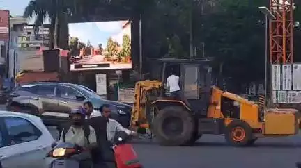 झांसी: इलाइट चौराहे के पास नो पार्किंग में खड़ी कार को लिफ्टर ने उठाया, ड्राइवर लिफ्टर पर सवार हुआ