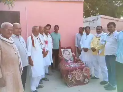 जलालपुर: जलालपुर चौक के पास मनाई गई पूर्व प्रधानमंत्री चंद्रशेखर की 18वीं पुण्यतिथि