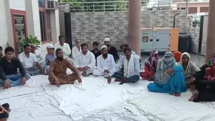 कैराना: कैराना नगरपालिका में चौथे दिन भी सभासदों का धरना जारी, बुधवार से भूख-हड़ताल की दी चेतावनी