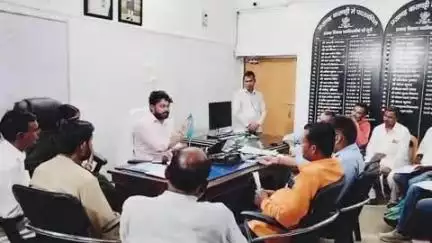 बाराचट्टी: मतदाता सूची पुनरीक्षण अभियान को लेकर बाराचट्टी बीडीओ ने प्रखंड कार्यालय में जनप्रतिनिधियों के साथ की बैठक