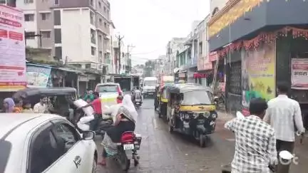 जालना: रुग्णवाहिका शनि मंदिर चौकात अडकली शनी मंदिर चौकात वाहतूक जाम रुग्णवाहिका शनी मंदिर चौकात अडकली