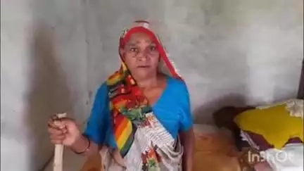 सिकंदराराऊ: तहसील स्तरीय अधिकारियों से परेशान बुजुर्ग महिला ने जिलाधिकारी कार्यालय पर दी आत्मदाह की चेतावनी