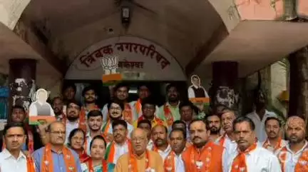 त्र्यंबकेश्वर: नगरपरिषद येथे त्र्यंबकेश्वरला अ वर्ग पर्यटनस्थळाचा दर्जा जाहीर झाल्याने भाजपाच्या वतीने आनंदोत्सव साजरा करण्यात आला.