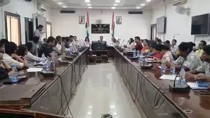 মৰিগাঁও: জিলা আয়ুক্ত কাৰ্যালয়ত এখনি পৰ্যালোচনা সভাত উপস্থিত মন্ত্ৰী ৰণজিৎ কুমাৰ দাস