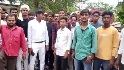 मदनपुर: मदनपुर अंचल कार्यालय को महुलान महादलित टोला के ग्रामीणों द्वारा जमीन मामले को लेकर किया गया घेराव#jansamasaya