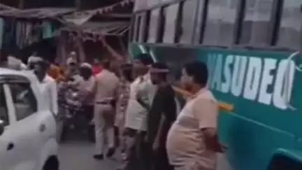 रायगढ़: केवड़ाबाड़ी बस स्टैंड में वासुदेव बस का ब्रेक फेल हुआ, एक फॉर्च्यूनर कार ने मारी टक्कर