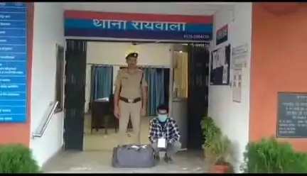 ऋषिकेश: रायवाला में पुलिस ने पंचायती चुनाव के दौरान शराब तस्करी के आरोप में ऋषिकेश निवासी हिमांशु जाटव को गिरफ्तार किया