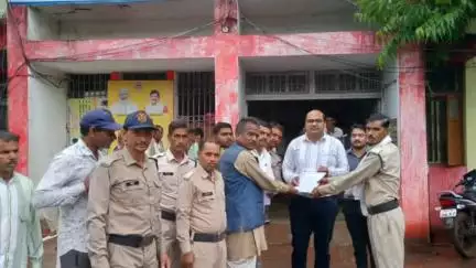 लटेरी: लटेरी में कोटवार संघ ने विभिन्न मांगों को लेकर तहसीलदार को मुख्यमंत्री के नाम ज्ञापन सौंपा