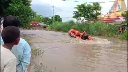 महाराजगंज: छातीराम नहर में गिरे बुजुर्ग की तलाश में पुलिस, SDRF और गोताखोरों की मदद से जुटी