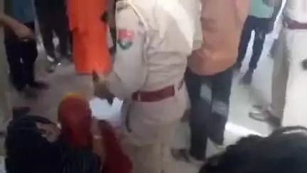 कोरांव: कपासी मोड़ के पास बैदवार गांव में पिकअप का एक्सल टूटकर पलटने से एक श्रमिक की हुई मौत, एक घायल को जिला अस्पताल रेफर