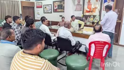 पठारी: क्षेत्र के एक दर्जन से अधिक नागरिकों ने विभिन्न समस्याओं के समाधान के लिए विधायक को दिए आवेदन