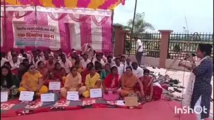 गढ़वा: पंचायत प्रतिनिधियों ने अधिकारों और मानदेय को लेकर समाहरणालय के समक्ष किया प्रदर्शन, मुख्यमंत्री को सौंपा मांगपत्र
