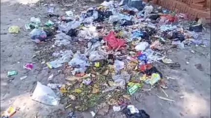 करेला बाग सदियापुर की जनता गंदगी के अंबार से परेशान, कचरे से आने वाली बदबू से जीना हुआ मुश्किल