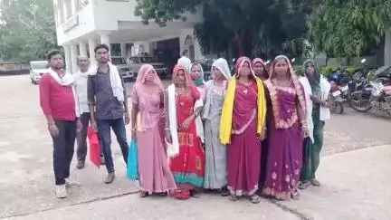 कटनी नगर: माइंस में ब्लास्टिंग के दौरान ग्रामीणों के घर मे होती है पत्थरो की बरसात, बड़वारा के भादावर का मामला#jansmashya