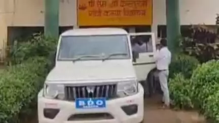 सारठ: BDO सीके सिंह ने सारठ KGA स्कूल की वार्डन व छात्राओं से सुनी समस्या, छात्राओं ने नई वार्डन पर उठाए सवाल