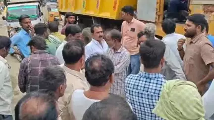 ముధోల్: మొరం టిప్పర్లను అడ్డుకున్న కుభీర్ గ్రామస్తులు...