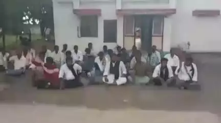 మంత్రాలయం: దళితుడి పై దాడి చేసిన వారిపై చర్యలు తీసుకోవాలని పెద్ద కడబూరు పోలీస్ స్టేషన్ ఎదుట జై భీమ్ ఎమ్మార్పీఎస్ ఆధ్వర్యంలో నిరసన