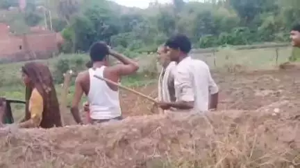 चरखारी: सौरहाय गांव में खेत के रास्ते के विवाद को लेकर दो पक्षों में लाठी-डंडों से मारपीट का वीडियो हुआ वायरल