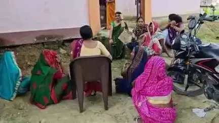 करछना: बरम की मोरी के सामने युवक ने ट्रेन के आगे कूदकर की आत्महत्या, पुलिस ने शव पोस्टमार्टम के लिए भेजा
