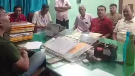 মুরারই ১: মুরারইয়ে গন্ধবনিক সমাজের পক্ষ থেকে স্মারকলিপি প্রদান BDO অফিসে