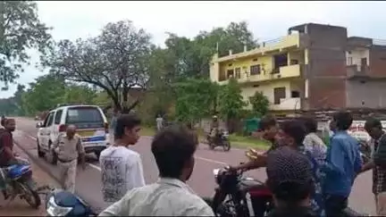 छतरपुर: हमा गांव के पास सड़क पर फिसली बाइक, दो सवार गिरे, एक गंभीर रूप से घायल