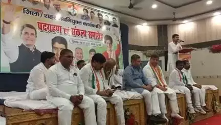कांग्रेस नेता शिवाकांत तिवारी  बिहार से वापस आकर फतेहपुर जनपद में जिला शहर नवनियुक्त कार्यकारिणी के पद ग्रहण एवं संकल्प समारोह में उपस्थित रहे दोबारा 11 जुलाई को पुनः बिहार पहुंचेंगे