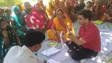 मधुबनी: सदर एसडीएम चंदन झा रहिका पंचायत के वार्ड 15 के महादलित टोला में मतदाता पुनरीक्षण अभियान में शामिल हुए