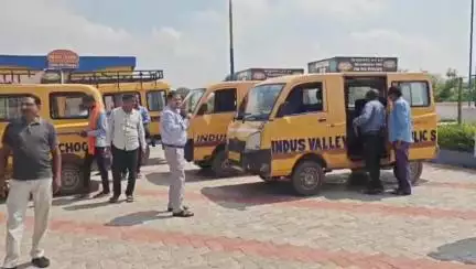 राठ: राठ कस्बे के उरई रोड पर परिवहन विभाग के अधिकारियों ने स्कूली वाहनों की फिटनेस की परख की, दिए निर्देश