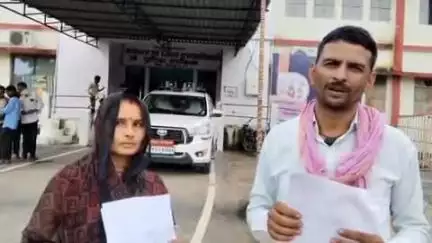 निवाड़ी: मोर पहाड़िया निवासी राजेंद्र पाल ने पत्नी संग अपनी मांगों को लेकर पुलिस अधीक्षक को ज्ञापन दिया