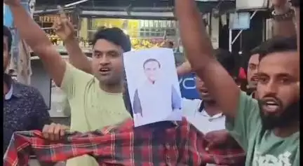 কলগাছিয়া: কলগাছিয়াত বিজেপি চৰকাৰৰ অমানৱীয় উচ্ছেদৰ বিৰুদ্ধে আমছুৰ তীব্ৰ প্ৰতিবাদ, মুখ্যমন্ত্ৰী  হিমন্ত বিশ্ব শৰ্মাৰ প্ৰতিকৃতি দাহ