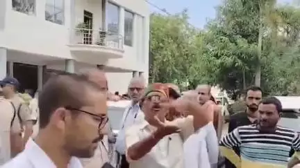 हुज़ूर: सीवर लाइन बिछाने के बाद शहर की बदहाल सड़कों पर निगम कमिश्नर और शिकायतकर्ता के बीच हुई तीखी बहस