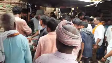 औरंगाबाद: मुख्य बाजार स्थित सब्जी मंडी पर प्रशासन का बुलडोजर चला, अतिक्रमण हटाकर कराई गई बाउंड्री