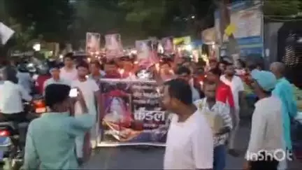 गोपालगंज: विवाहिता की हत्या के बाद आरोपियों की गिरफ्तारी की मांग को लेकर मौनिया चौक से निकाला गया कैंडल मार्च