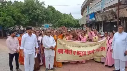 परभणी: अंगणवाडी सेविकांच्या न्याय्य मागण्या तातडीने सोडवा अंगणवाडी सेविकांचा जिल्हाधिकारी कार्यालयावर मोर्चा