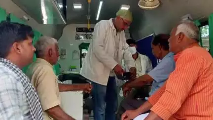 घोसी: गोंठा बाजार में जीएमआर काशी स्मार्ट मीटर्स द्वारा निःशुल्क स्वास्थ्य शिविर का आयोजन, 155 मरीजों का हुआ उपचार