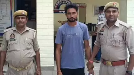 महोबा: ग्राम बल्लाएं के पास थाना खरेला पुलिस टीम ने चोरी के एक नफर वारण्टी अभियुक्त को किया गिरफ्तार, न्यायालय में किया पेश