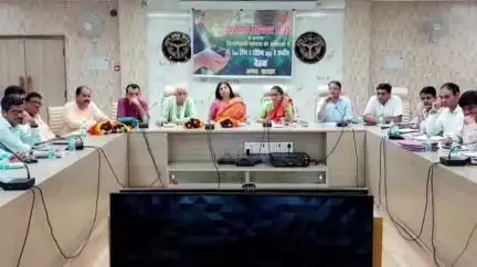 बहराइच: विकास भवन सभागार में जिलाधिकारी की अध्यक्षता में बैठक संपन्न, गांव-गांव में हरिशंकरी पौधरोपण के दिए निर्देश