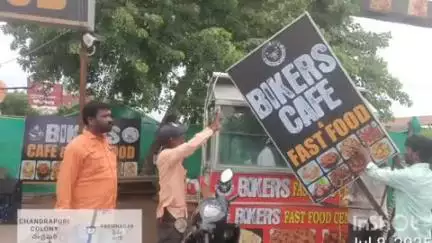 కరీంనగర్: తీగలగుట్టపల్లిలో రోడ్డు ఫుట్ పాత్ లను ఆక్రమించిన ఏర్పాటు చేసిన బోర్డులను తొలగించిన మున్సిపల్ డిఆర్ఎఫ్ బృందం