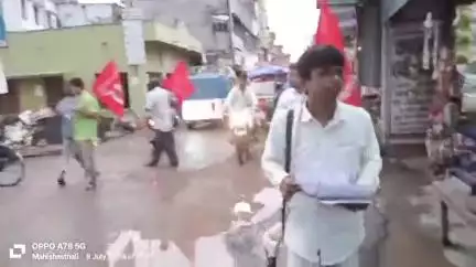 ভগবানগোলা ১: ৯ জুলাই ভারত বন্‌ধের সমর্থনে ভগবানগোলায় বামপন্থী সংগঠনের প্রচার