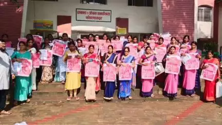 कोडरमा: हड़ताल की पूर्व संध्या पर कोडरमा प्रखंड मुख्यालय में सेविका सहायिकाओं का प्रदर्शन