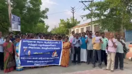 விருதுநகர்: ஆட்சியரகம் முன்பு ‌ஆதிதிராவிடர் நலத்துறை விடுதி ஊழியர் சங்கம் சார்பில் மாவட்டத்தில் உள்ள 56 விடுதிகளும் தடையின்றி செயல்பட வலியுறுத்தி ஆர்ப்பாட்டம்