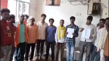 शिवपुरी नगर: टोडा पंचायत के सरपंच पति ने ग्रामीणों संग शिवपुरी कलेक्ट्रेट में सचिव की कलेक्टर से शिकायत की