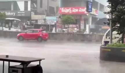 సంగారెడ్డి: సంగారెడ్డి పట్టణంతోపాటు చుట్టుపక్కల ప్రాంతాల్లో భారీ వర్షం, ఇబ్బందులు పడ్డ ప్రయాణికులు, హర్షం వ్యక్తం చేస్తున్న రైతులు