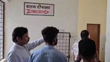 बक्स्वाहा: बकस्वाहा स्कूल के बाथरूम में कैमरा मिलने से प्राचार्य पर गंभीर आरोप, जांच शुरू