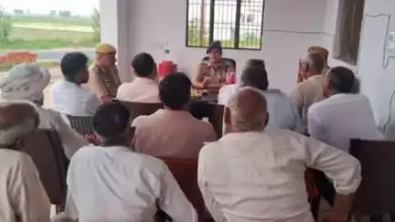 खुर्जा: समसपुर चौकी में क्षेत्राधिकारी खुर्जा ने कावड़ मार्ग पर सभी ग्राम प्रधानों व शिविर संचालकों के साथ गोष्ठी की