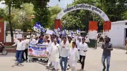 पडरौना: स्कूलों के विलय के खिलाफ स्वामी प्रसाद मौर्य की पार्टी ने कुशीनगर मुख्यालय पर किया प्रदर्शन, राज्यपाल को सौंपा ज्ञापन