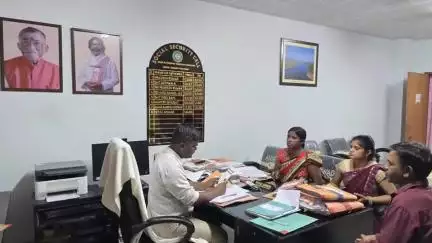 धनबाद/केंदुआडीह: धनबाद समाहरणालय में जिला कल्याण पदाधिकारी ने लगाया जनता दरबार, सुनी लोगों की समस्याएँ
