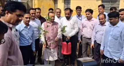 धामपुर: नहटौर में बहुदेशीय प्राथमिक ग्रामीण सहकारी समिति का निरीक्षण सहकारिता मंत्री जेपीएस राठौर ने किया